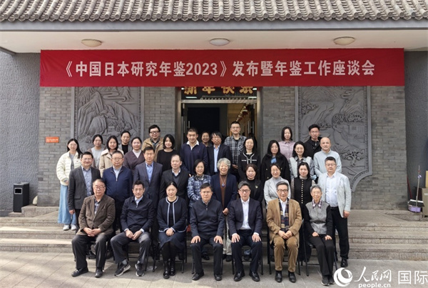 部分與會(huì)嘉賓合影留念。人民網(wǎng)記者 陳建軍攝
