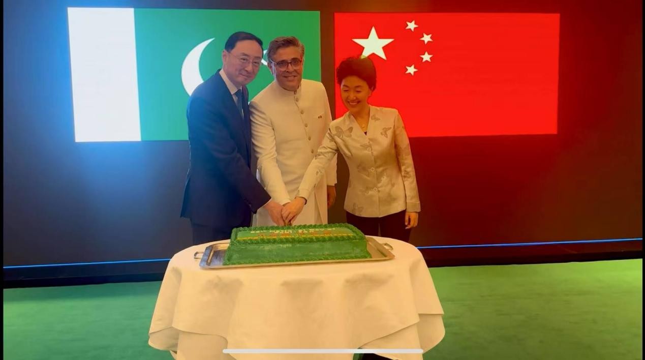 外交部副部長(zhǎng)孫衛(wèi)東（左）、巴基斯坦駐華大使卡里爾·哈什米（中）、中聯(lián)部副部長(zhǎng)孫海燕（右）共切蛋糕。巴基斯坦駐華大使館供圖