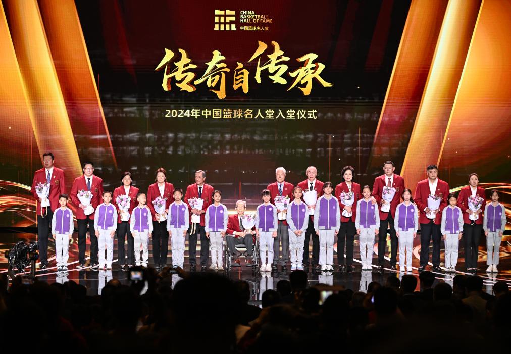 3月23日，在場的各屆中國籃球名人堂入堂人物在入堂儀式上合影留念。新華社記者 陳鐘昊 攝