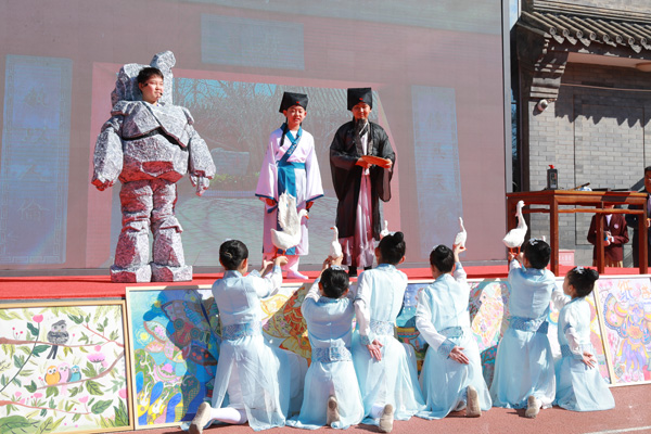 展覽開幕式上，府學(xué)學(xué)子上演情景劇《鵝池》。府學(xué)胡同小學(xué)供圖