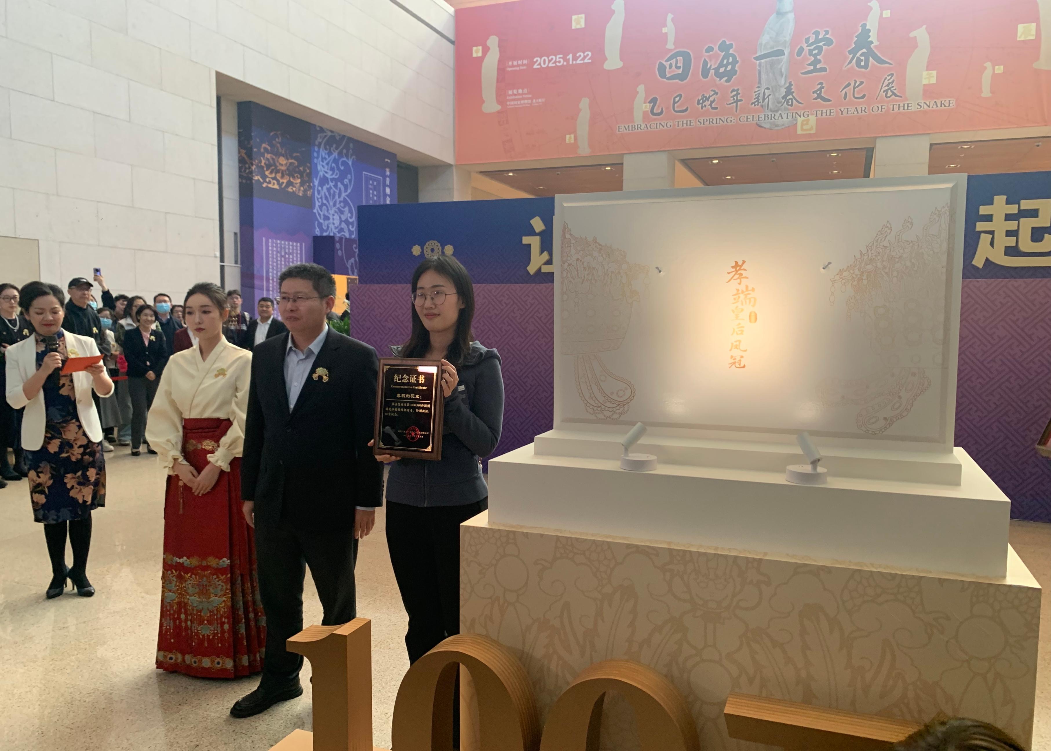 國博文創(chuàng)團(tuán)隊(duì)精心準(zhǔn)備了“紀(jì)念款鳳冠冰箱貼”和紀(jì)念證書贈(zèng)送給第100萬件鳳冠冰箱貼的購買者。人民網(wǎng)記者 劉穎穎攝