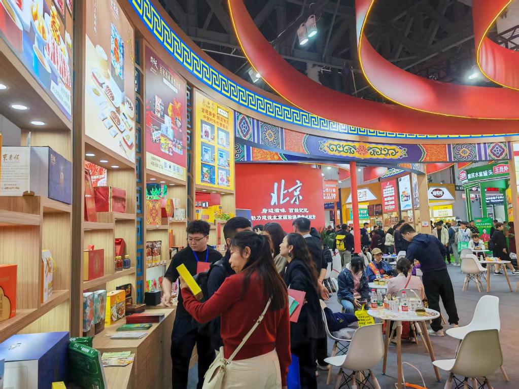 3月25日，在四川省成都市舉行的第112屆全國糖酒商品交易會中華老字號專區(qū)，展商們在展位前交流。新華社記者 張海磊 攝