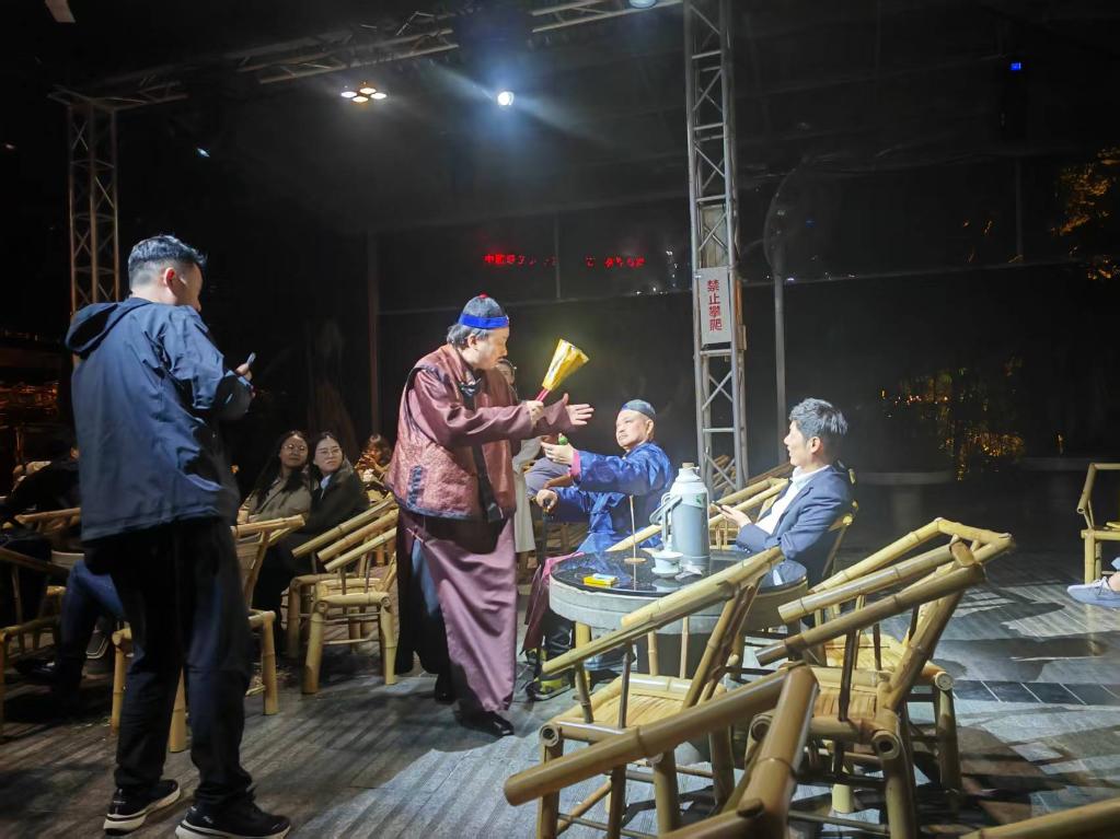 3月24日，《鶴鳴傳奇》在四川省成都市人民公園鶴鳴茶社演出。新華社記者 張海磊 攝