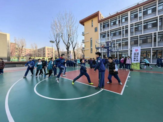 北京師范大學(xué)實(shí)驗(yàn)小學(xué)開展跳繩比賽。