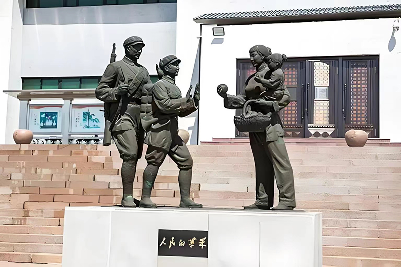 錦州蘋果廉政文化展覽館前的《人民的蘋果》主題雕塑。（由遼沈戰(zhàn)役紀(jì)念館供圖）