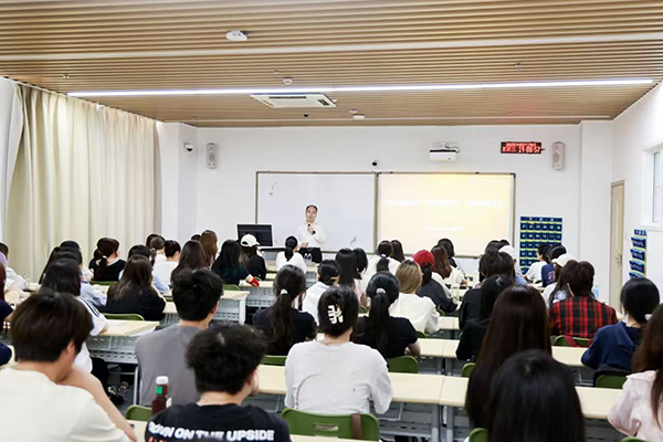 深圳職業(yè)技術(shù)大學(xué)黨委副書記、校長許建領(lǐng)為學(xué)生授課。學(xué)校供圖