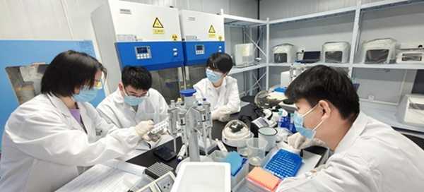 “個(gè)體基因解密實(shí)驗(yàn)”預(yù)實(shí)驗(yàn)課堂。東華大學(xué)供圖
