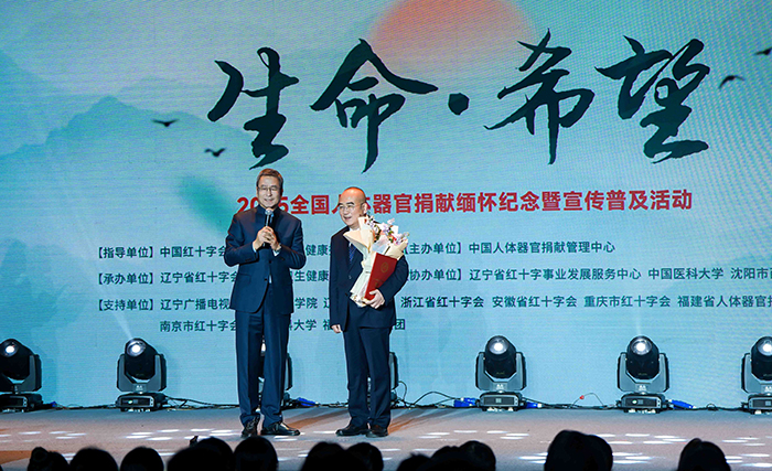中國(guó)紅十字會(huì)副會(huì)長(zhǎng)白巖松在現(xiàn)場(chǎng)采訪“人民英雄”張定宇教授。主辦方供圖