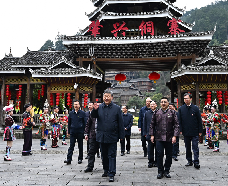 △3月17日下午，習(xí)近平總書記在貴州黔東南州黎平縣肇興侗寨考察時(shí)，在寨門口向身著民族盛裝歡迎的村民揮手致意。