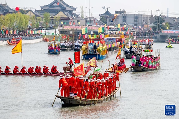 ?4月4日，選手在參加茅山會船盛會 。?新華社發(fā)（楊玉崗 攝）