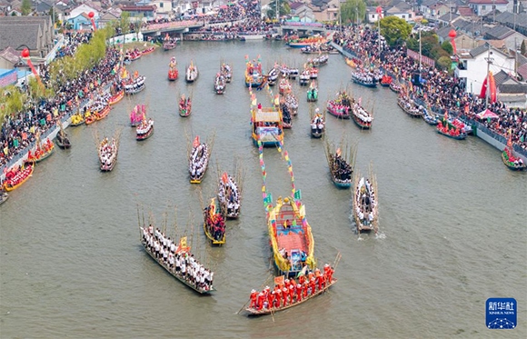 ?4月4日，選手在參加茅山會船盛會（ 無人機照片）。?新華社發(fā)（顧繼紅 攝）