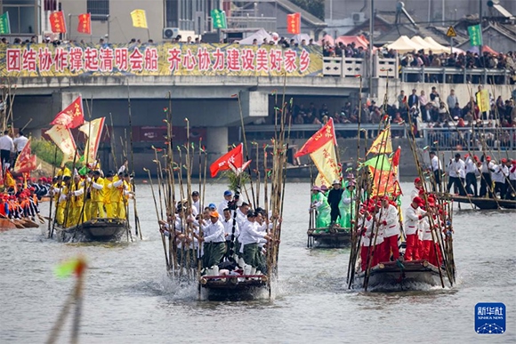 ?4月4日，選手在參加茅山會船盛會。新華社發(fā)（湯德宏 攝）