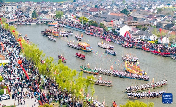 4月4日，選手在參加茅山會船盛會（無人機照片）。?新華社發(fā)（周社根 攝）