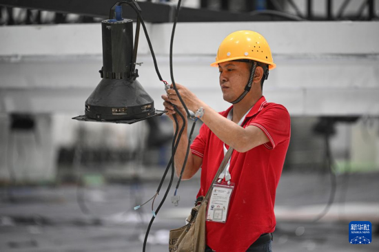 4月4日，工作人員在海南國際會展中心內布設燈光。