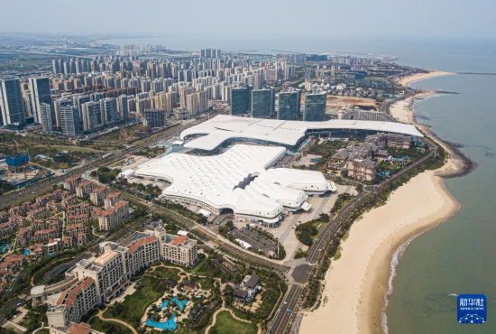 這是4月4日拍攝的第五屆中國國際消費品博覽會主會場海南國際會展中心（無人機照片）。