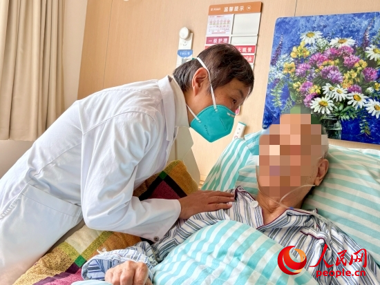 秦苑查房時(shí)詢問患者情況。人民網(wǎng) 陳葉欣攝