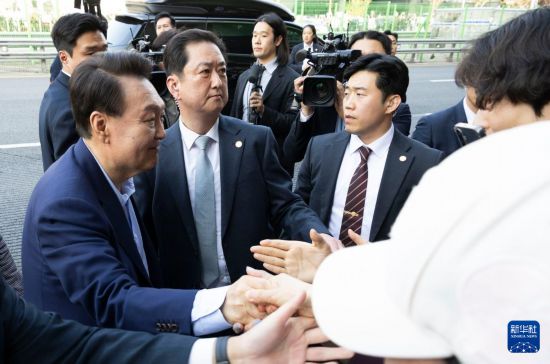 4月11日，韓國前總統(tǒng)尹錫悅（左一）在離開首爾漢南洞官邸時與支持者握手。新華社發(fā)（全休相攝）