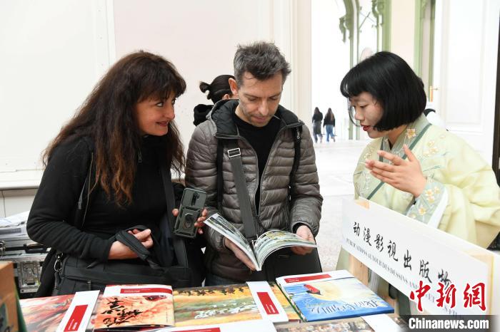 當地時間4月11日，2025年巴黎圖書節(jié)在巴黎大皇宮揭幕。中國出版代表團攜千余種中國精品圖書亮相展會。 中新社記者 李洋 攝