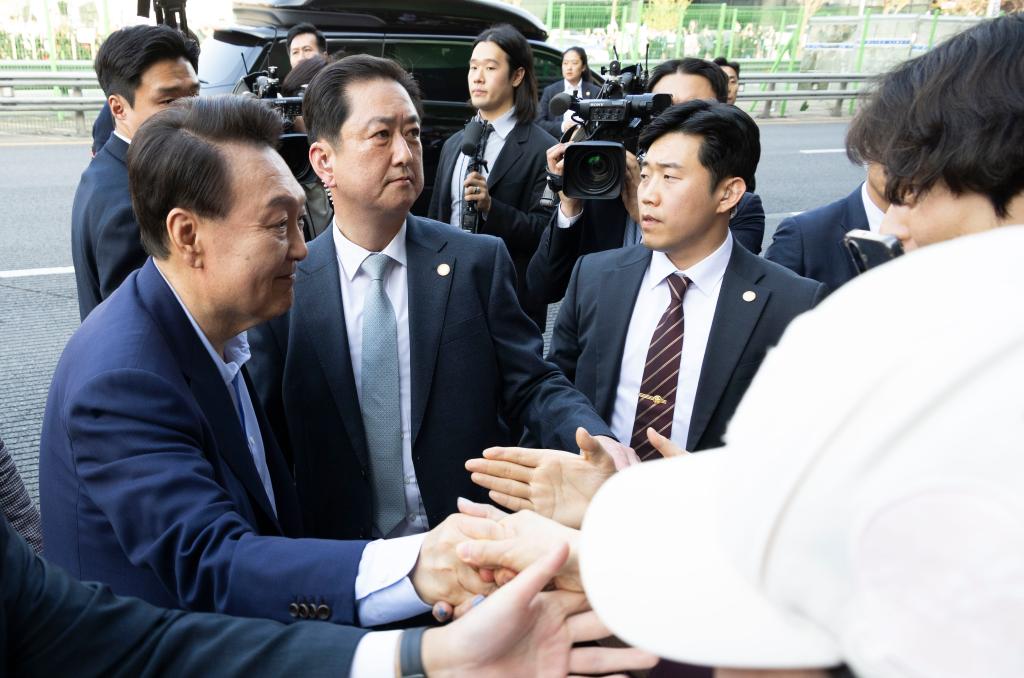 4月11日，韓國前總統(tǒng)尹錫悅（左一）在離開首爾漢南洞官邸時與支持者握手。新華社發(fā)（全休相攝）