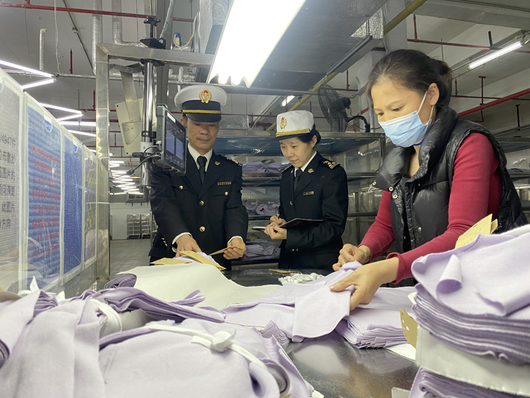 黃埔海關關員到毛織企業(yè)開展調研。周青攝