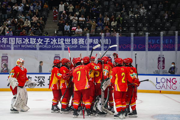 中國(guó)隊(duì)球員慶祝勝利。圖片來(lái)源：中國(guó)冰球協(xié)會(huì)