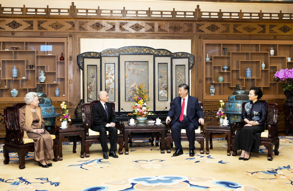 2023年2月24日，國家主席習近平和夫人彭麗媛在北京釣魚臺國賓館養(yǎng)源齋親切會見柬埔寨國王西哈莫尼和太后莫尼列。
