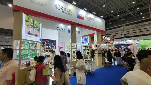 觀展者在各國(guó)展臺(tái)采購(gòu)、咨詢。人民網(wǎng)記者 李彤?dāng)z