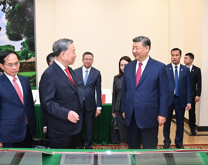 4月14日，習(xí)近平總書記在越共中央駐地同越共中央總書記蘇林舉行會談。這是會談后，兩黨總書記共同見證中越雙方簽署的45份雙邊合作文本展示。