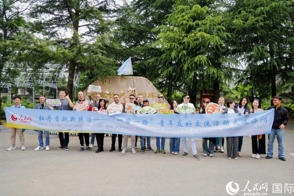 4月21日，人民網(wǎng)“一帶一路”青年友好交流活動(dòng)走進(jìn)洛陽。人民網(wǎng)記者 魯揚(yáng)攝