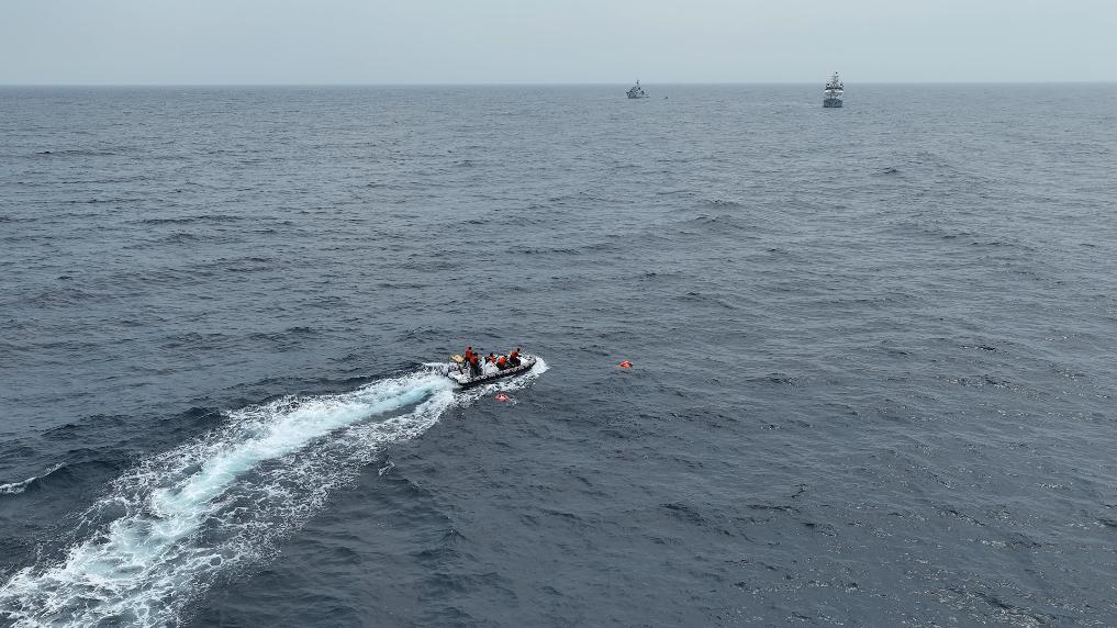 4月23日，中越海警開展海上聯(lián)合搜救演練，模擬營救落水人員。（中國海警供圖）