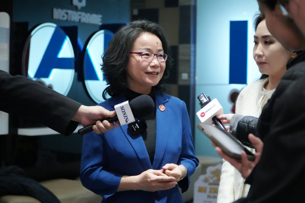 沈敏娟大使接受中蒙主流媒體采訪。中國駐蒙古國使館供圖