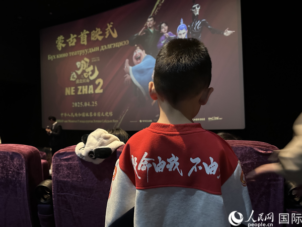 圖為首映式現(xiàn)場，一位小朋友身穿帶有《哪吒2》電影元素的衣服。人民網(wǎng)記者 張朋輝攝