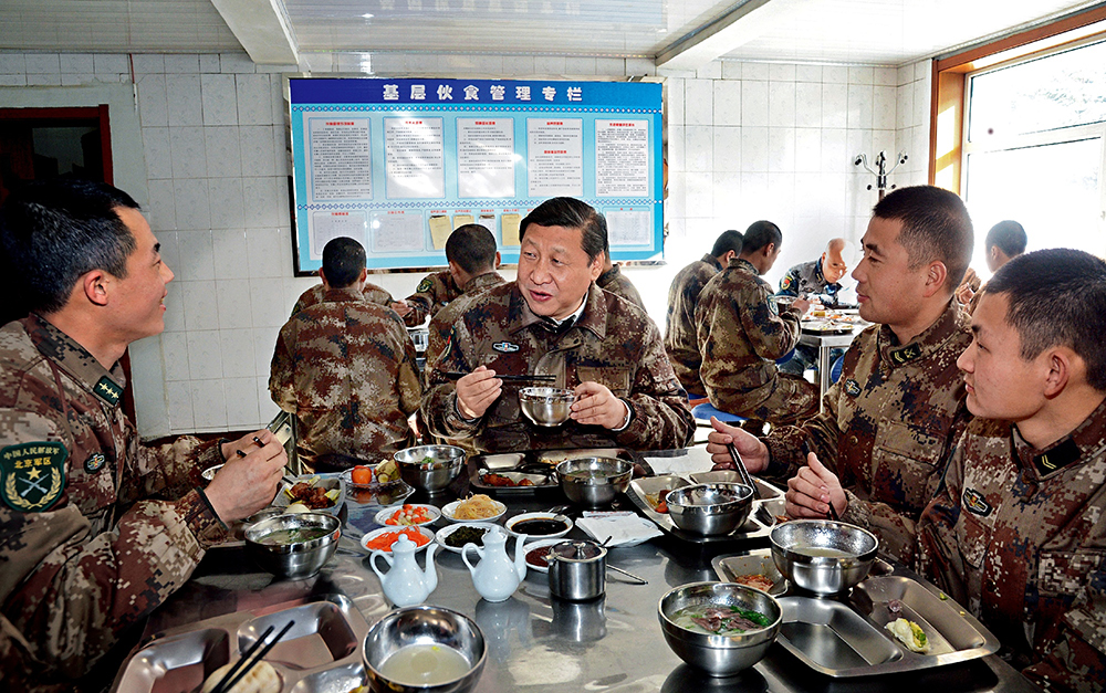 2014年1月26日，習(xí)近平主席專程來到內(nèi)蒙古軍區(qū)邊防某部，親切看望慰問戍邊官兵。這是在連隊食堂，習(xí)近平主席同戰(zhàn)士們一起用餐。