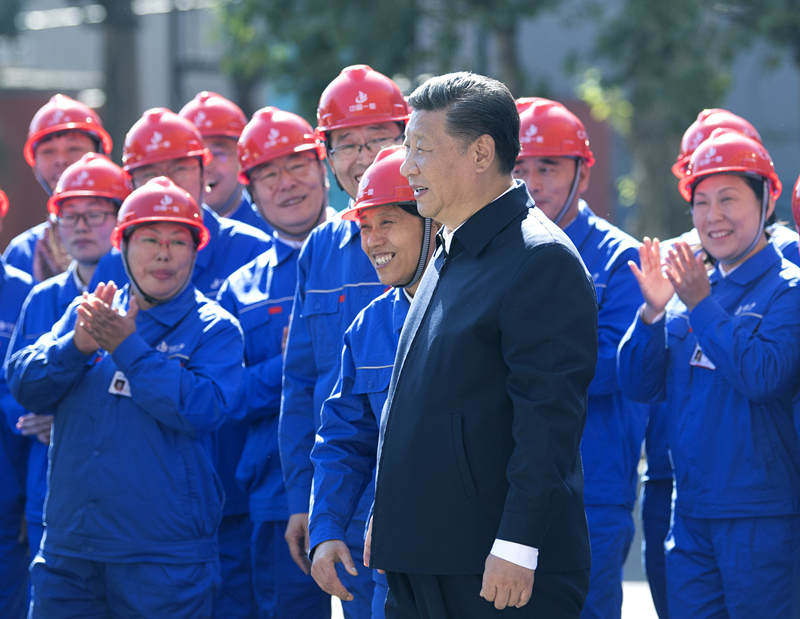 2018年9月26日，在中國一重集團，習近平總書記走到工人中間，同大家親切交流。