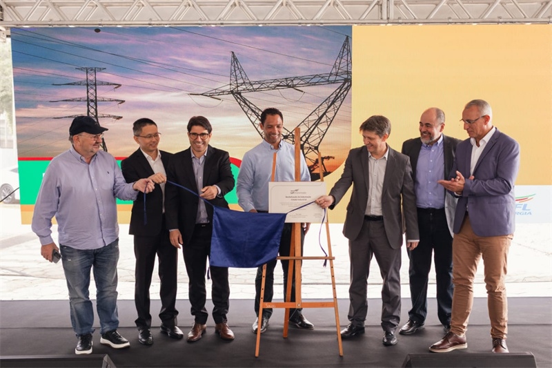 CPFL公司執(zhí)行副總裁弗拉維奧·恩里克·里貝羅（中）、CPFL輸電公司總裁李甫（左二）、南里奧格蘭德州州議員阿洛伊西奧·克拉斯曼（左一）、州長(zhǎng)代表豪爾赫·波佐邦（右一）等出席投運(yùn)儀式。 中國(guó)國(guó)家電網(wǎng)巴西電力CPFL公司供圖