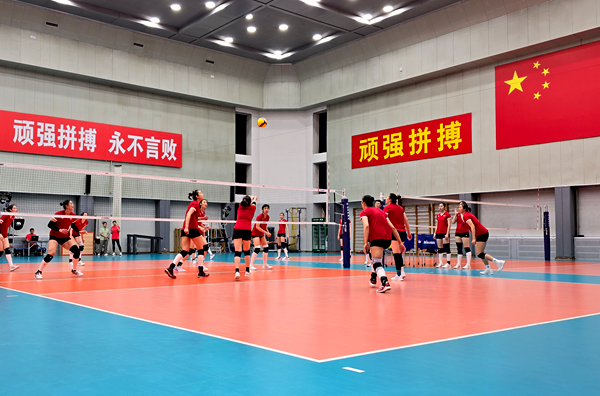 4月28日，中國女排在主教練趙勇的帶領(lǐng)下進(jìn)行訓(xùn)練。人民網(wǎng)記者 胡雪蓉攝