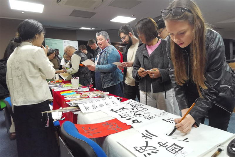現(xiàn)場(chǎng)來(lái)賓體驗(yàn)中國(guó)傳統(tǒng)文化。中國(guó)駐波蘭大使館供圖。