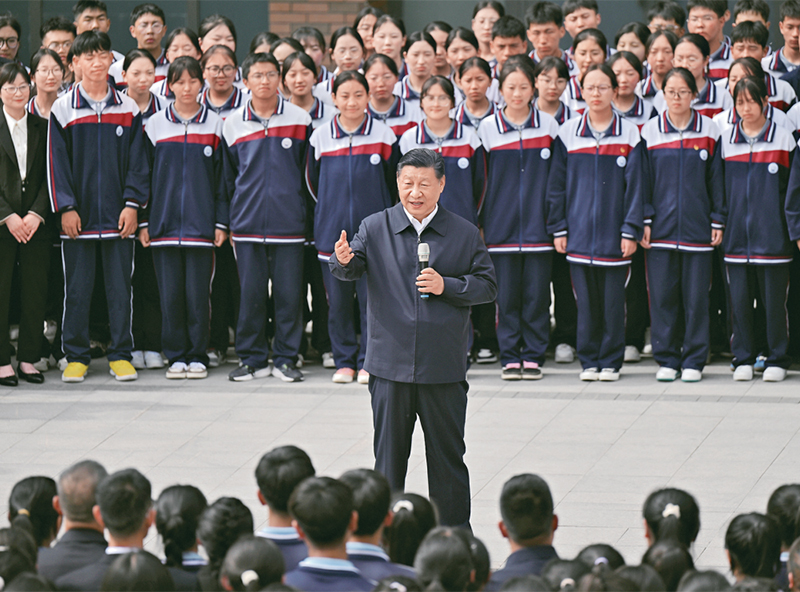 2024年6月18日至19日，中共中央總書記、國家主席、中央軍委主席習(xí)近平在青?？疾?。這是18日下午，習(xí)近平在果洛西寧民族中學(xué)考察時(shí)，同師生們親切交流。 新華社記者 岳月偉/攝