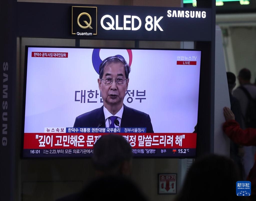 5月1日，在韓國(guó)首爾火車(chē)站，民眾觀(guān)看韓德洙辭職的新聞。新華社記者 姚琪琳 攝