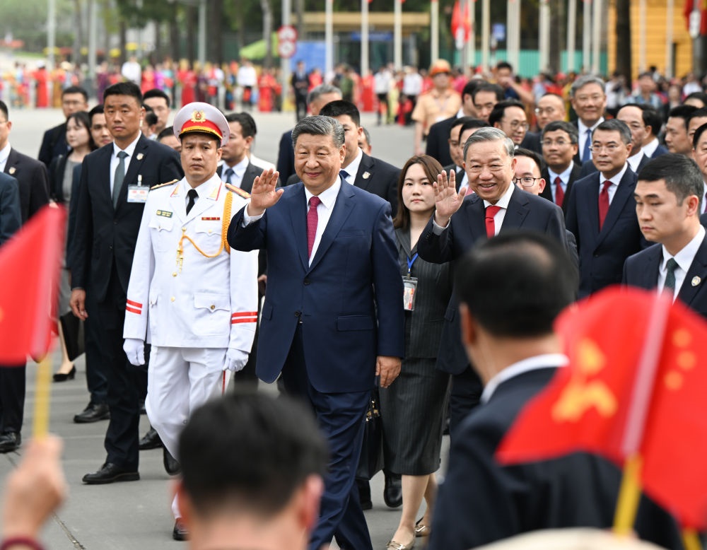 4月14日，中共中央總書記、國家主席習(xí)近平抵達(dá)河內(nèi)對越南進(jìn)行國事訪問。當(dāng)日下午，越共中央總書記蘇林為習(xí)近平舉行隆重歡迎儀式。這是歡迎儀式后，習(xí)近平和蘇林一同步行前往越共中央駐地舉行會(huì)談時(shí)，向歡迎人群揮手致意。新華社記者 張領(lǐng) 攝