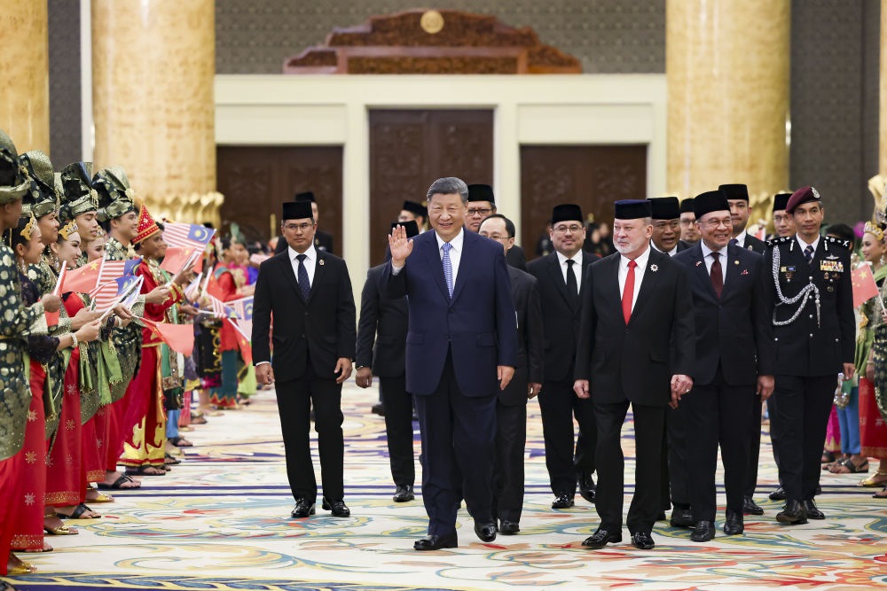 4月16日上午，馬來西亞最高元首易卜拉欣在馬來西亞國家王宮同中國國家主席習(xí)近平舉行會(huì)見。會(huì)見后，習(xí)近平出席易卜拉欣舉行的歡迎宴會(huì)。這是習(xí)近平向歡迎人群揮手致意。新華社記者 黃敬文 攝