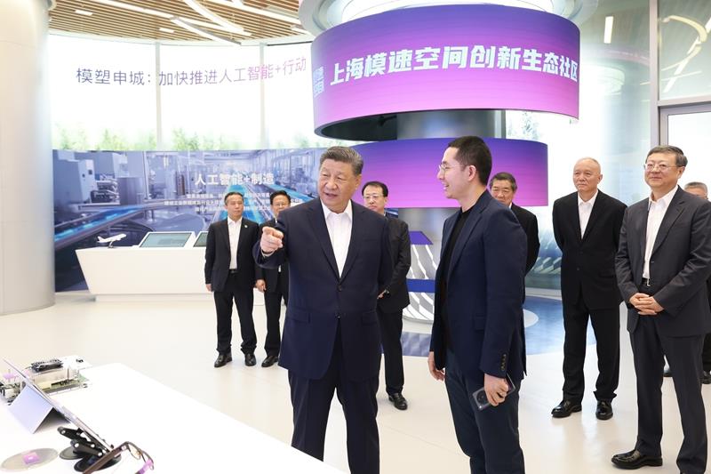 △2025年4月29日，習(xí)近平總書記在上?！澳Ｋ倏臻g”大模型創(chuàng)新生態(tài)社區(qū)，察看大模型產(chǎn)品展示。