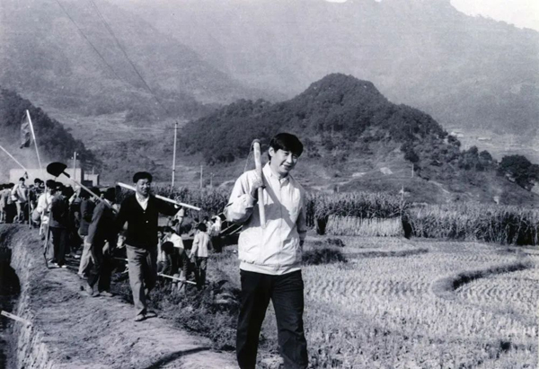 這是1989年，時(shí)任福建省寧德地委書記的習(xí)近平帶領(lǐng)地直機(jī)關(guān)千余名干部到寧德縣南漈水利工地參加清溝排障修整水渠勞動(dòng)。新華社發(fā)