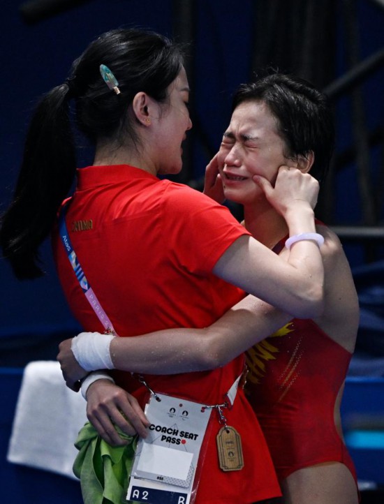 2024年8月6日，中國選手全紅嬋（右）與教練陳若琳在巴黎奧運(yùn)會女子10米臺決賽后慶祝。新華社記者 王鵬 攝