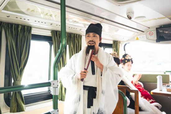 身著古裝的“伴游”在“長(zhǎng)安尋夢(mèng)”主題觀光車(chē)上為游客講解。（受訪者供圖）