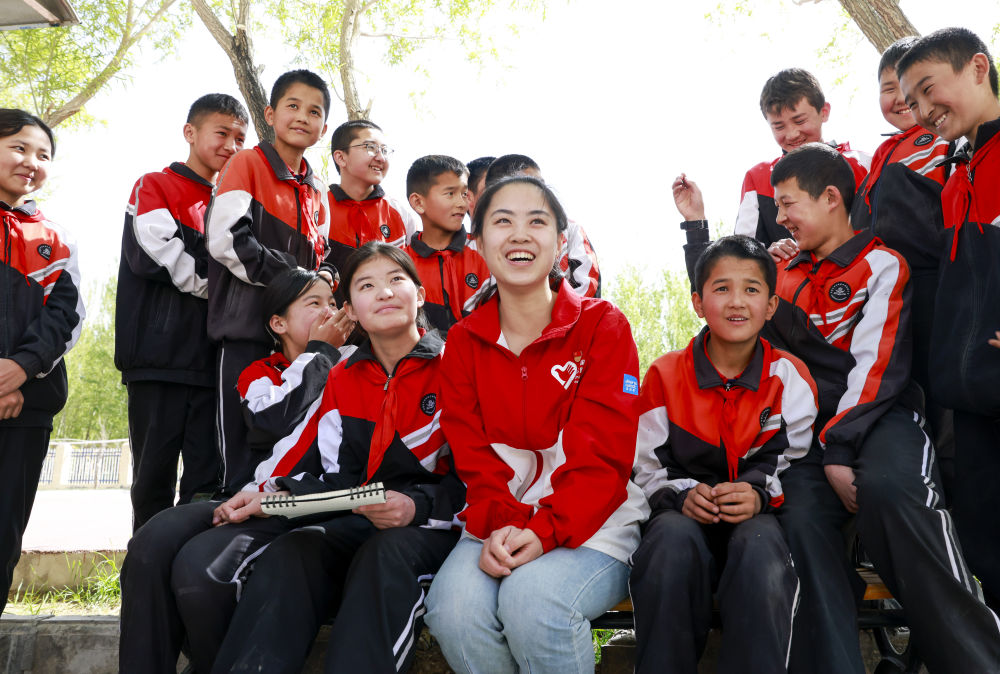 4月23日，在新疆克州阿圖什市哈拉峻鄉(xiāng)謝依特小學(xué)，支教教師高淑賢和學(xué)生們在一起。