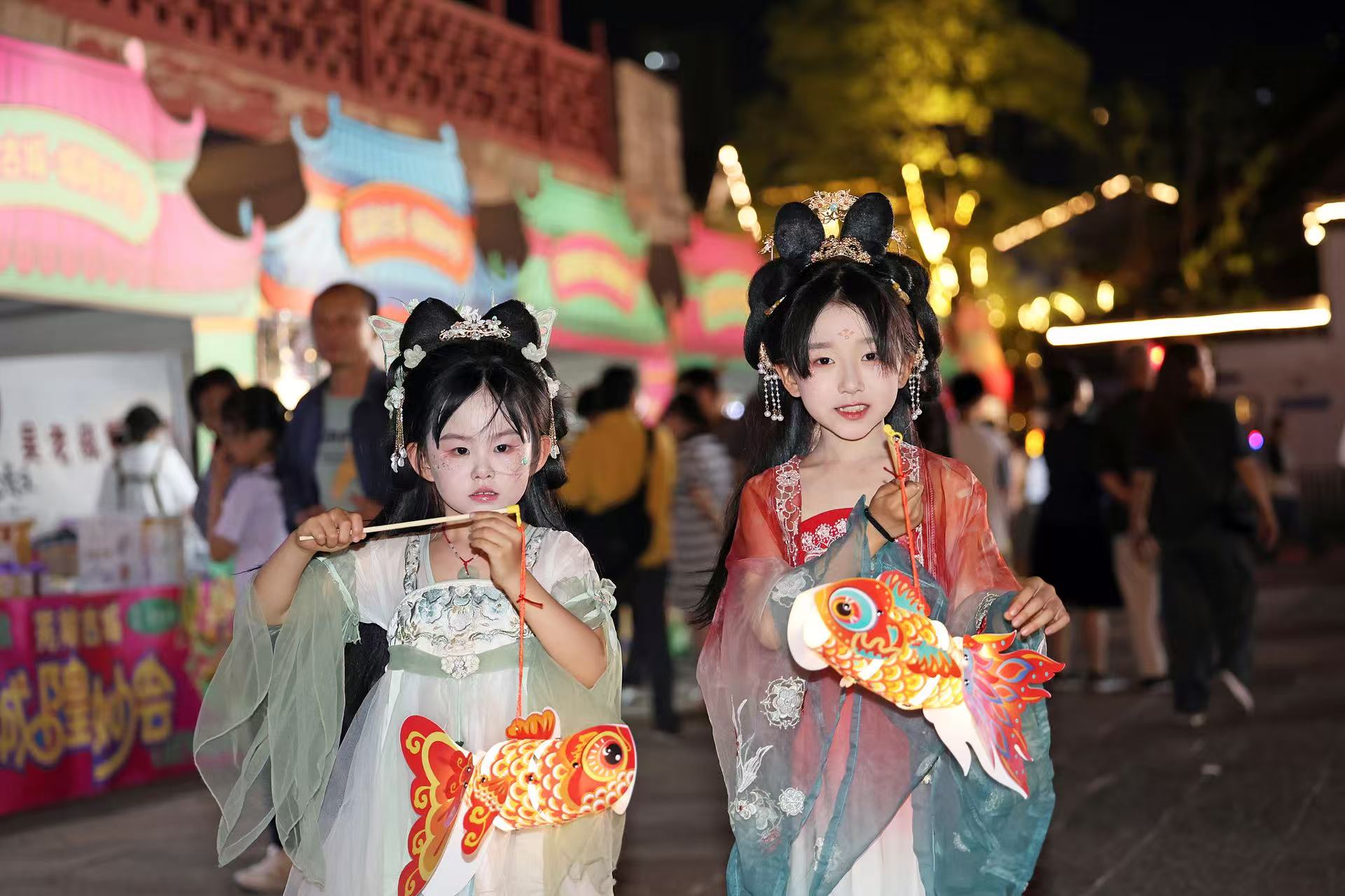 2025年5月2日晚，安徽蕪湖古城，魚燈巡游吸引游人駐足觀看。（圖片來源：視覺中國）