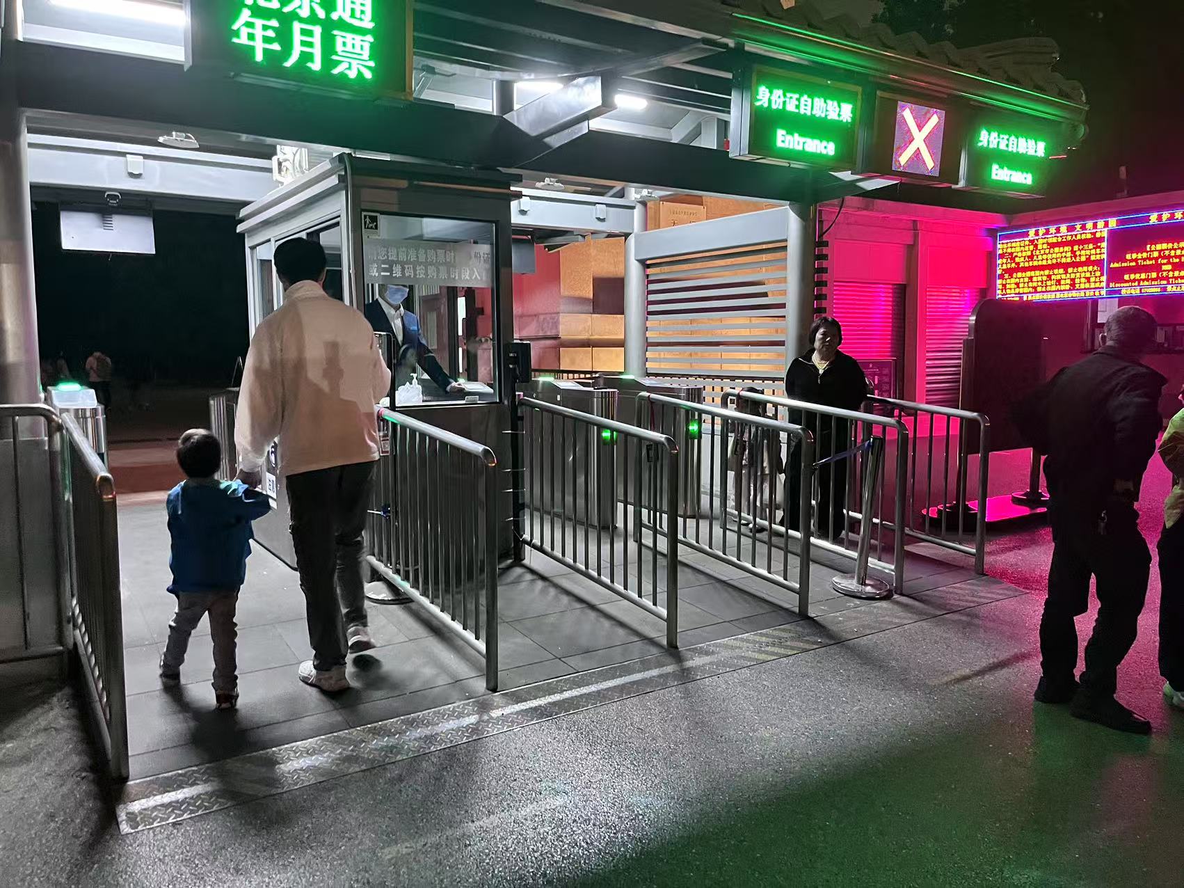 北京天壇公園延長開放時間，游客進入游覽。人民網(wǎng)記者 李楠樺攝