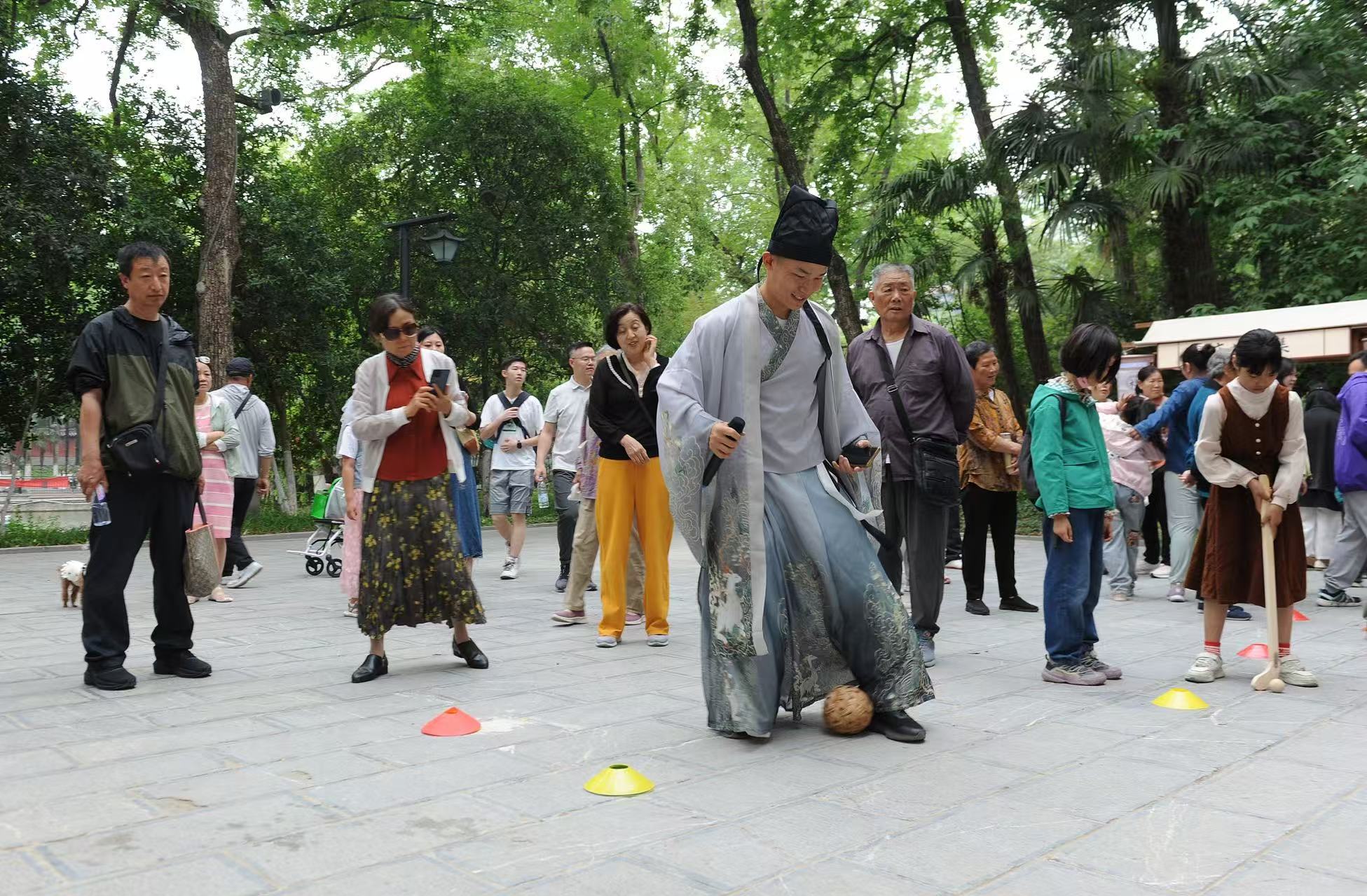 2025年5月3日，安徽省合肥市包公園景區(qū)，游客正在參與“蹴鞠”體育活動(dòng)。（圖片來源：視覺中國）