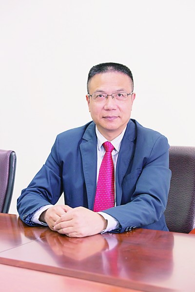 徐飛 教授、博士生導(dǎo)師。歷任上海交通大學(xué)副校長、西南交通大學(xué)校長、上海財經(jīng)大學(xué)常務(wù)副校長，現(xiàn)任福耀科技大學(xué)常務(wù)副校長。國務(wù)院政府特殊津貼專家。先后兼任中國鐵道學(xué)會副理事長，中國管理學(xué)會組織與戰(zhàn)略專業(yè)委員會副主任，教育部高等學(xué)校創(chuàng)新創(chuàng)業(yè)教育指導(dǎo)委員會副主任，中國高等教育學(xué)會創(chuàng)新創(chuàng)業(yè)教育分會理事長，中國高質(zhì)量MBA教育認證（CAMEA）工作委員會副主任，中國職業(yè)技術(shù)教育學(xué)會副會長等。主要研究領(lǐng)域為戰(zhàn)略管理、競爭戰(zhàn)略與博弈論、創(chuàng)新創(chuàng)業(yè)、跨文化戰(zhàn)略領(lǐng)導(dǎo)力等。出版著作20余部。